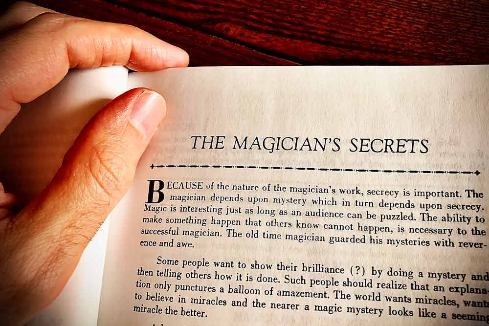 Why Mentalism Tricks Fascinate Audiences Through Clever Use of Misdirection